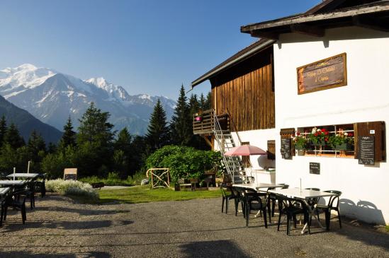 Le Châtelet d'Ayères (à l'arrière, le Mont-Blanc)