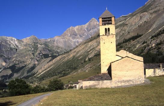 L'église de Maurin (à l'arrière le Brec de Rubren)