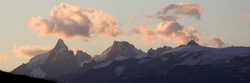 Le massif de la Meije au petit matin (refuge du Taillefer)