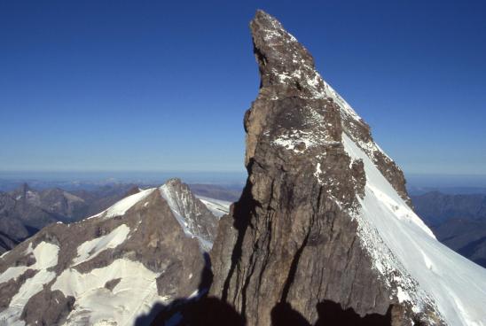 Depuis le sommet de la Meije orientale, le Pic central ou Doigt de Dieu