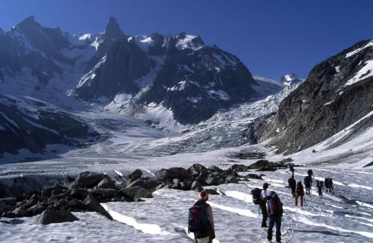 Sur le glacier du Tacul entre les refuges de l'Envers des Aiguilles et le Requin