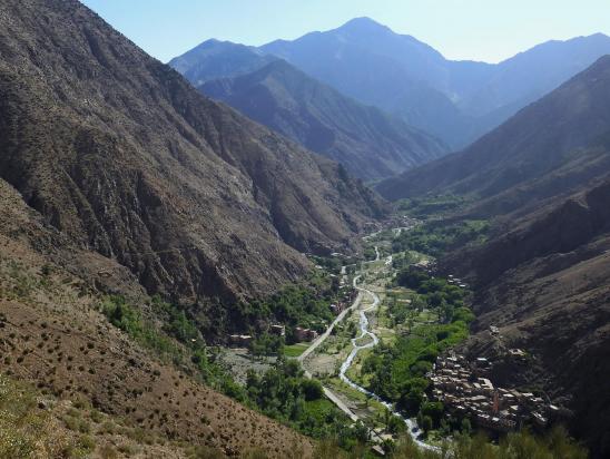 La vallée de l'Ourika fermée par l'adrar Meltsène comme on peut la voir depuis la piste au-dessus d'Agadir n'Aït Boulmane