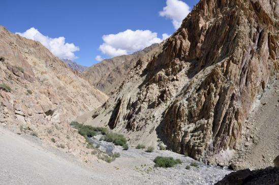 Dans les gorges de la Zumlung Chu (en bas, le point 4055m où il faut bifurquer)