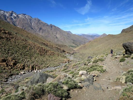 Entre Tachedirt et le tizi n'Tachedirt, vue arrière sur l'Aksoual et la vallée de l'Imenane