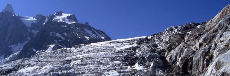 La cascade de séracs du glacier du Tacul au pied du refuge du Requin