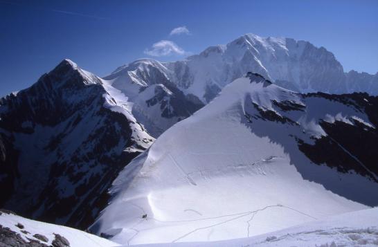 Au-dessus du col des Dômes avec en arrière-plan Bionnassay et le Mont-Blanc