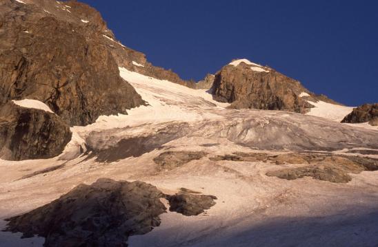 Au petit matin, progression sur le glacier de la Selle