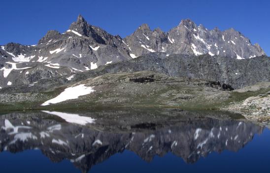 Dans le vallon de Mary, passage sur le plateau des lacs de Rouge avec l'Aiguille de Chambeyron à l'arrière