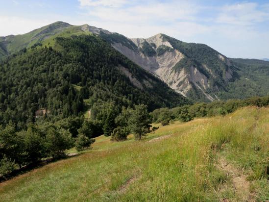 Montée au-dessus du col de Lus avec les faces N détritiques de La Toussière et de La Pare