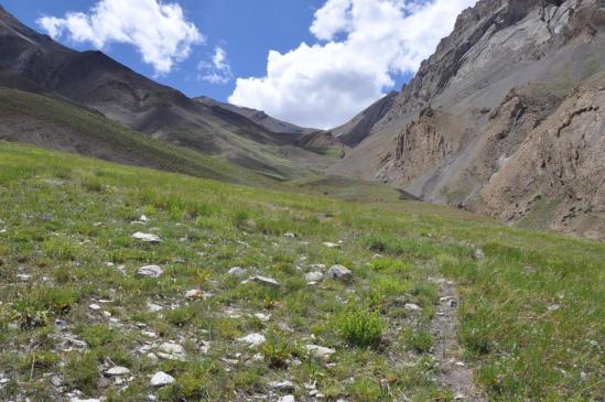 La longue vallée qui conduit au pied du Pandang La