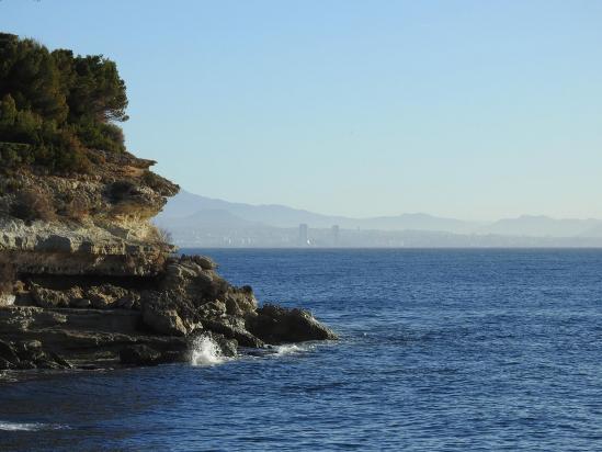 Les Calanques au second plan du Cap Rousset