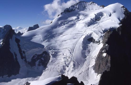 Descente de la Roche Faurio face à la Barre des Ecrins