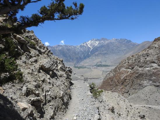 Sur le sentier-balcon entre Panga et Lupra