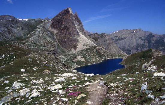 Le vallon des lacs de Marinet et l'Aiguille Large vus depuis le col de Marinet