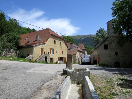 Sur la place de l'église de Grimone