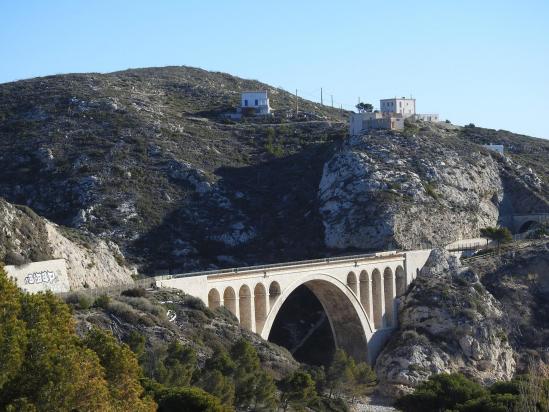 Vue sur le viaduc qui enjambe la calanque des Eaux Salées