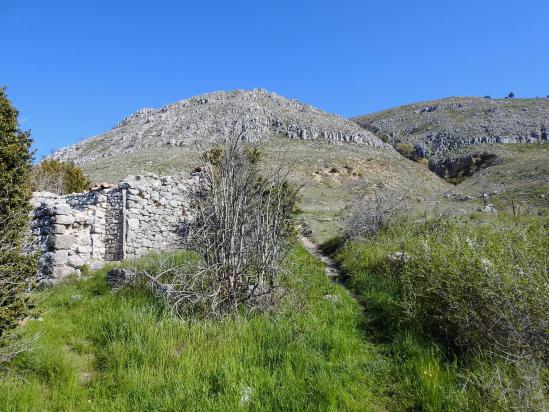 La ferme de Peicard dominée par la crête des Traversières