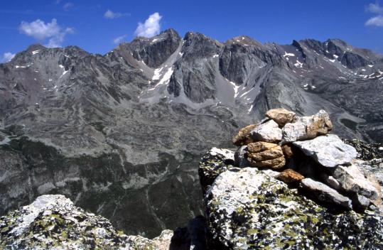 Au sommet de l'Aiguille Large (à l'arrière, les pointes de Mary et du Fond de Roure)