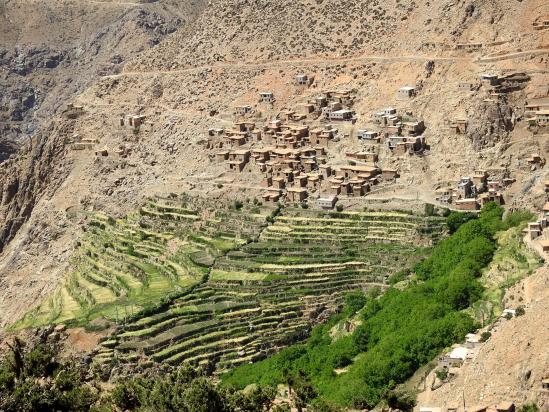 Vue arrière sur le village de Tamatert depuis le sentier d'accès au tizi n'Tamatert