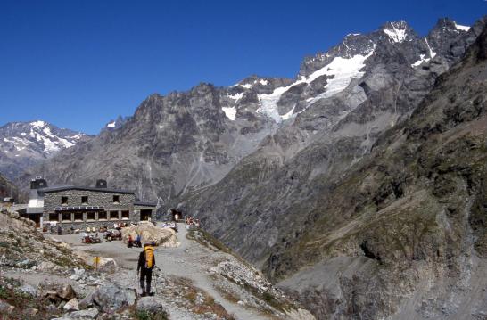 A l'approche du refuge de la Pilatte (Râteau, Meije, vallon de la Pilatte, Barre des Ecrins & Pic Coolidge)