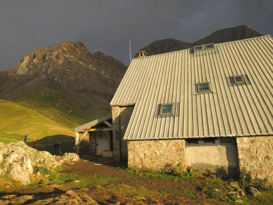 L'orage gronde au-dessus du refuge des Espuguettes