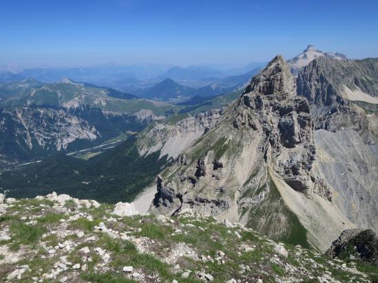 Au sommet de la Tête de Garnesier, vue plongeante sur la vallée du Grand Buëch avec le Jocou, le Roc de Garnesier, le Grand Ferrand et la Tête de Vachères