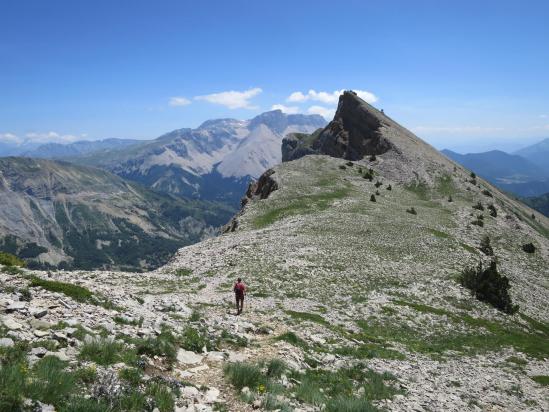 Lors de la phase de descente de la Tête de Garnesier, le Pas de l'Agneau avec la Tête des Ormans et à l'horizon la montagne d'Aurouze