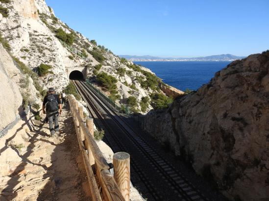 La ligne de chemin de fer à l'approche de Niolon