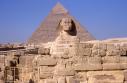 Sur le plateau de Gizeh, le Sphynx devant la pyramide de Khephren