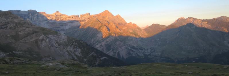 La brèche de Roland vue depuis le refuge des Espuguettes à la pointe du jour
