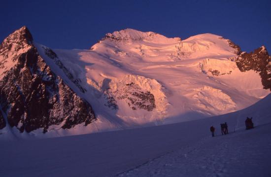 De bon matin au départ du refuge des Ecrins