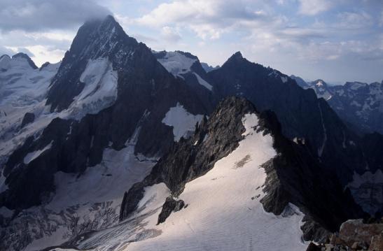 Les Bans, la Pointe Richardson et le col du Gioberney vus depuis la voie descente du sommet du Mont Gioberney