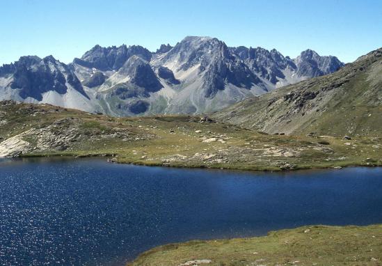 Le lac de la Cula au-dessus des chalets de Laval