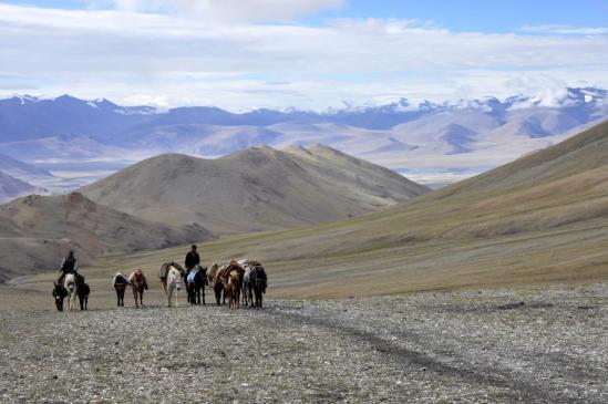 Passage du Shingbuk La avec le lac du Tsokar à l'horizon