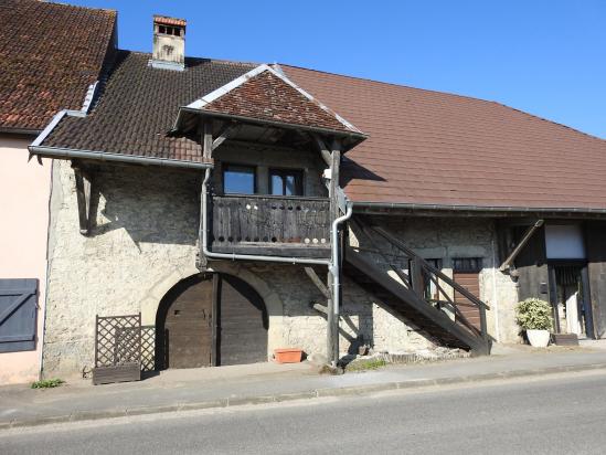La maison d'hôtes, une architecture typique du Jura des collines vieille de 300 ans (Cramans)