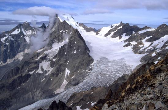 De retour au col du Monetier, vue en enfilade du Glacier Blanc avec le Pic Coolidge, le Fifre, la Barre des Ecrins et la Roche Faurio