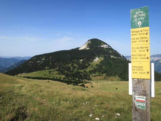 Sur la crête de Jiboui face à la montagne de Belle-Motte