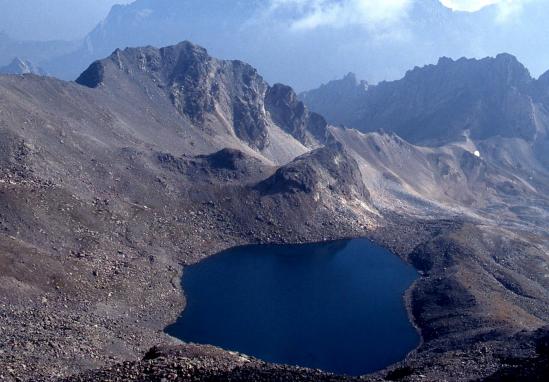 Du sommet du pic Blanc, descente sur la cuvette du lac éponyme