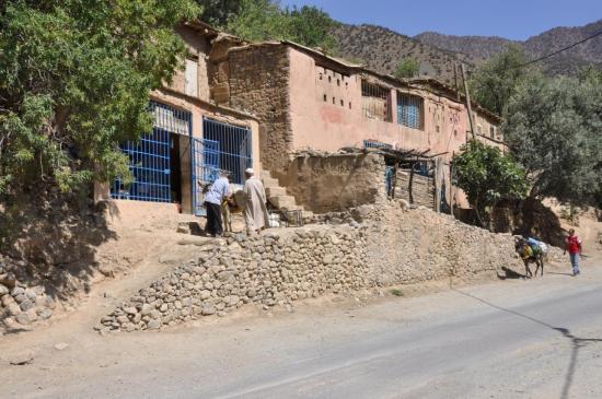 Les boutiques du bord de route au nord d'Ijoukak