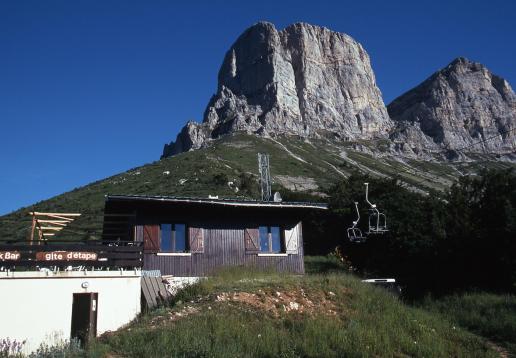 Le refuge du col de l'Arzelier au pied des Deux-Soeurs