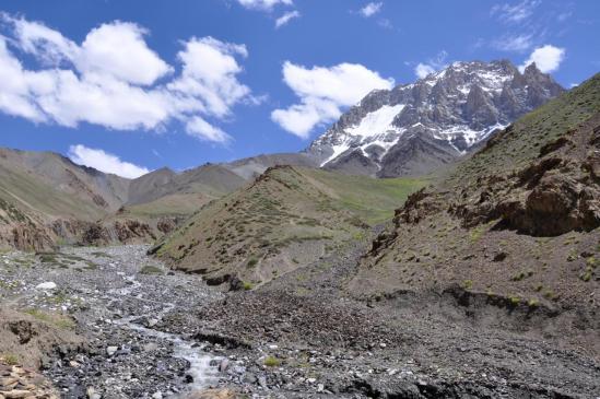 Descente vers Hinju (sur la gauche, le passage du Konzke La)