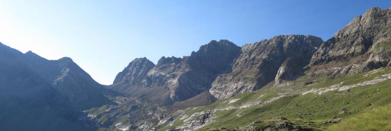 Descente du cirque d'Estaubé (au fond, le port Neuf de Pineta)