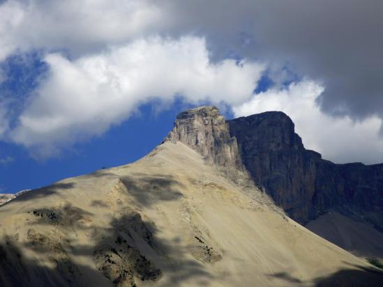 Dans la descente vers La Cluse, jeu d'ombres sur la Tête de la Cluse (Montagne d'Aurouze)ur