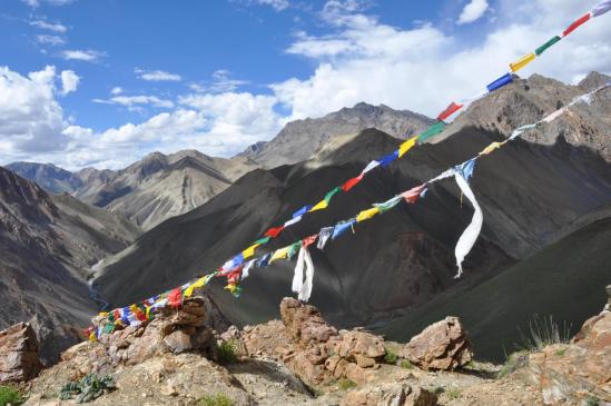 Du Lar La (4740m), on domine le sillon de la Niri Chu