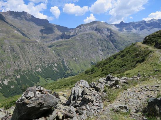 Sur le sentier qui contourne le Turon de Pouey Boucou au-dessus du gave d'Héas