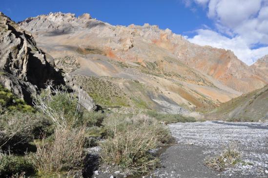 Ningri, une vallée isolée entre deux passages altiers