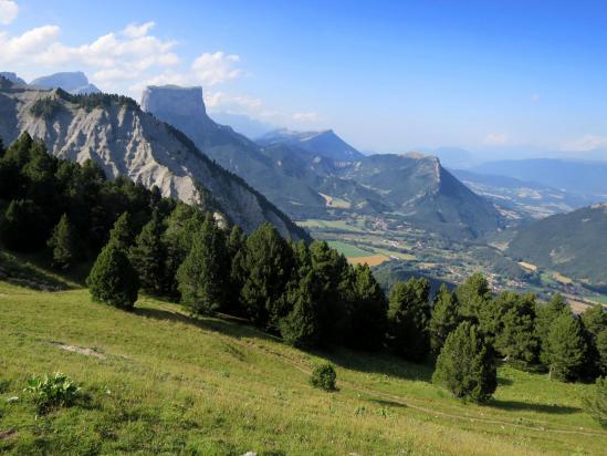 De la prairie du bivouac au-dessus de la source, vue sur le Grand Veymont et le Mont Aiguille