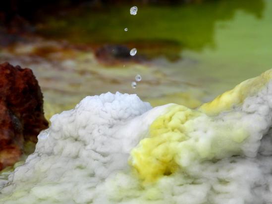 Un mini-geyser au coeur du volcan Dallol