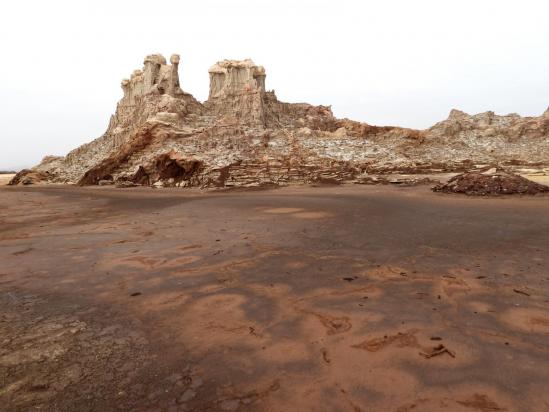 Sur le site des cheminées de fées en sel connexe du volcan Dallol