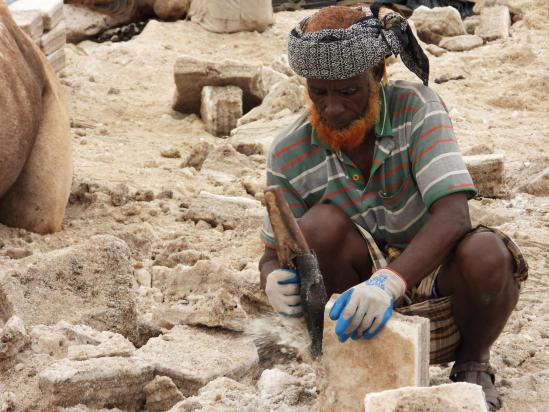 Un homme de l'ethnie afar au travail sur le site d'extraction du sel